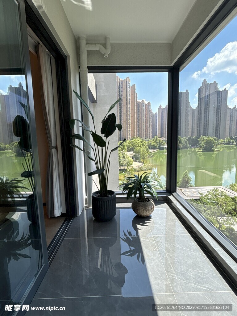 現(xiàn)代明亮陽臺景觀