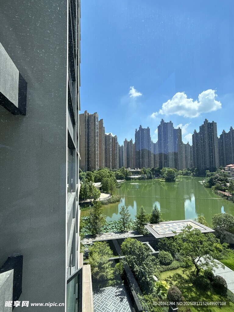 城市景觀中的湖景與建筑群
