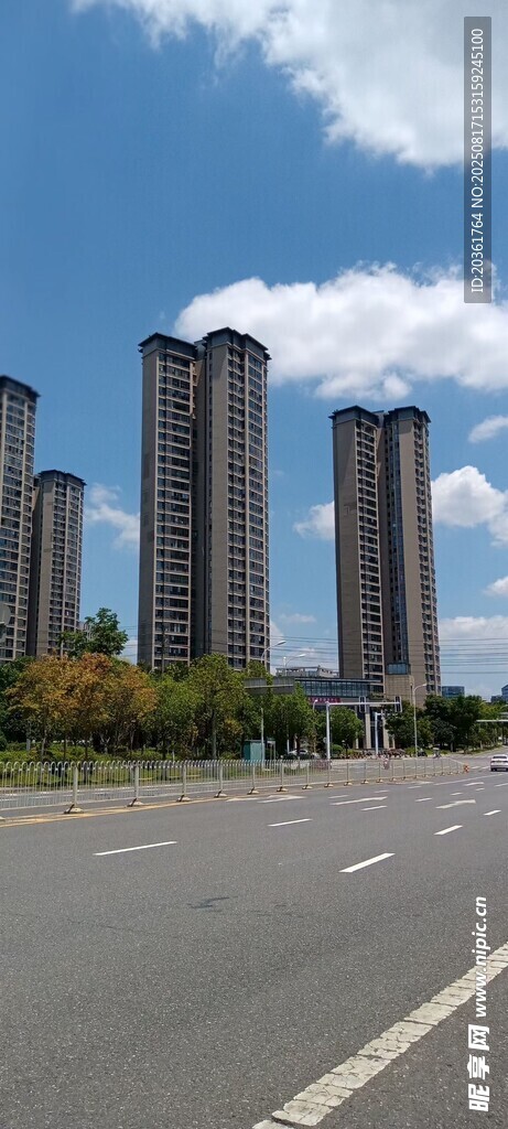 城市道路旁的高樓景觀