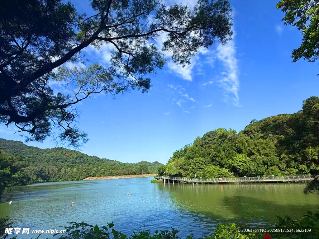 湖畔青山藍天自然美景