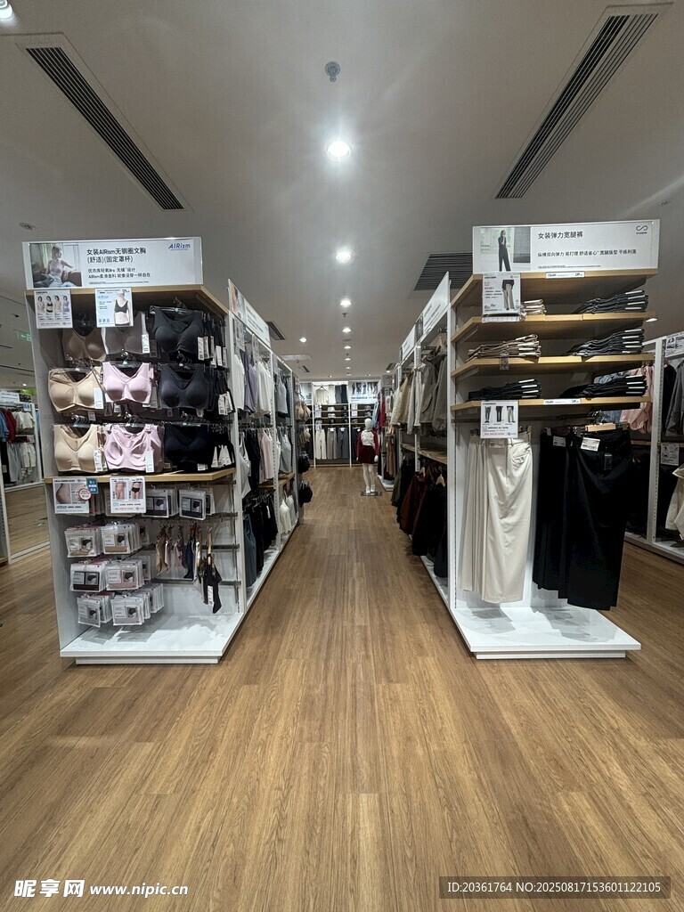 時(shí)尚鞋類店內(nèi)陳列展示