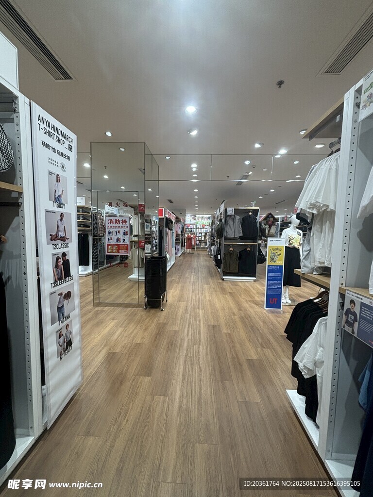 寬敞明亮的服裝店內(nèi)景