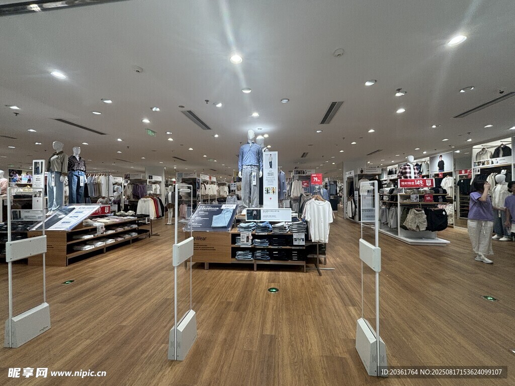 時(shí)尚服飾店內(nèi)景展示