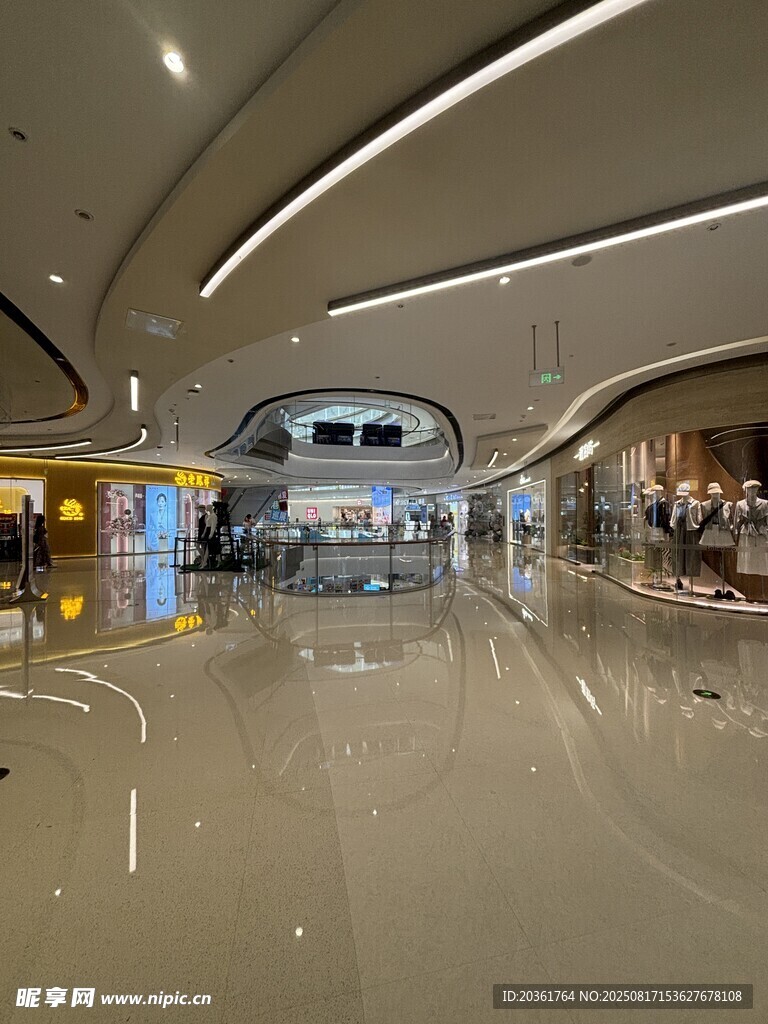 現(xiàn)代商場內(nèi)的開闊空間