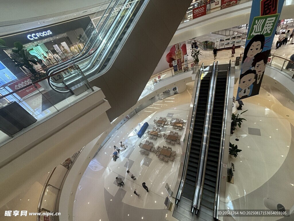 商場內部自動扶梯俯瞰景