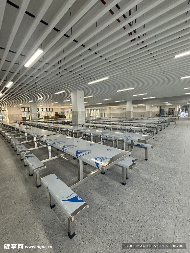 空曠整潔的現(xiàn)代化候車大廳