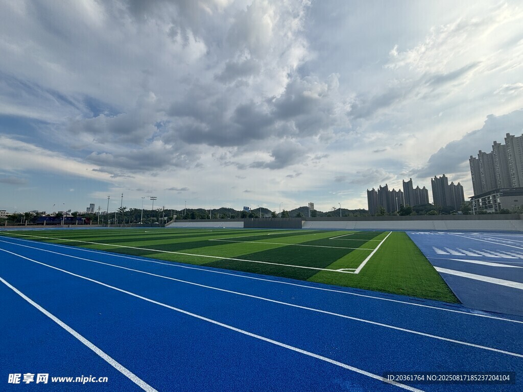 藍色跑道上的城市天際線