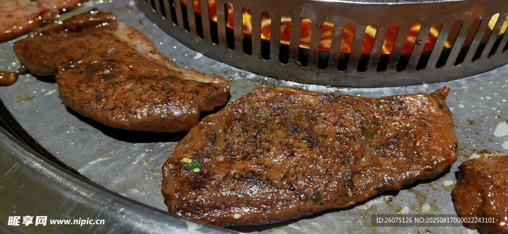 炭火上的美味烤肉