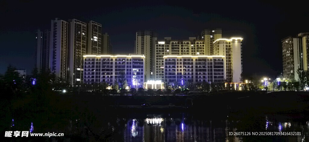 城市璀璨夜景高樓林立