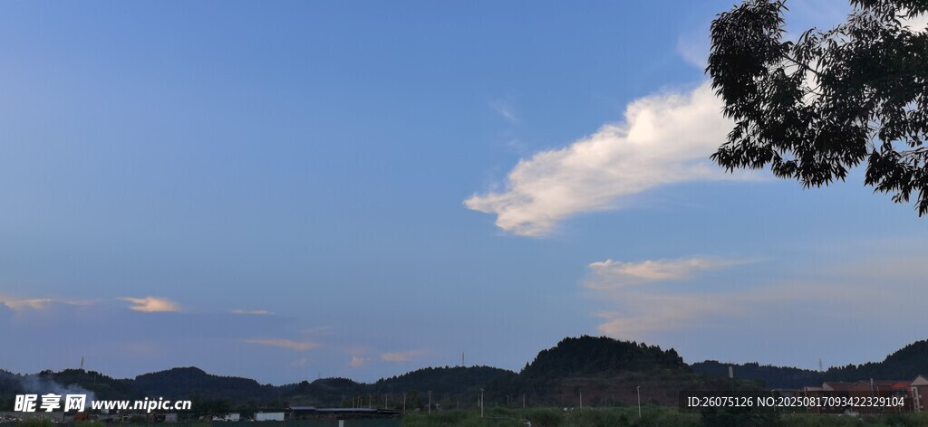 湖畔藍(lán)天美景