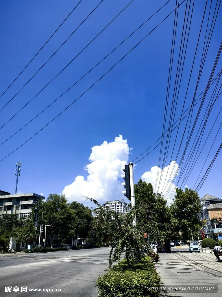 街道上空交錯的電線景觀