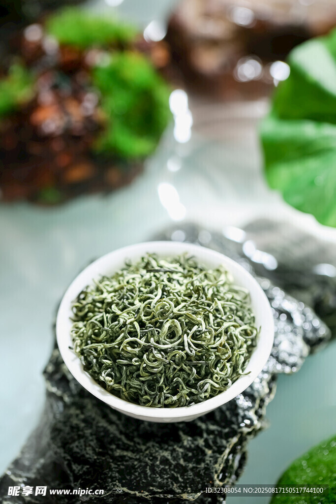 碗中嫩綠茶葉