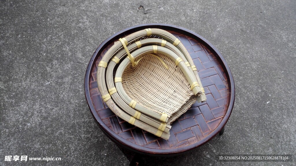 傳統(tǒng)竹編籃子置于木盤上