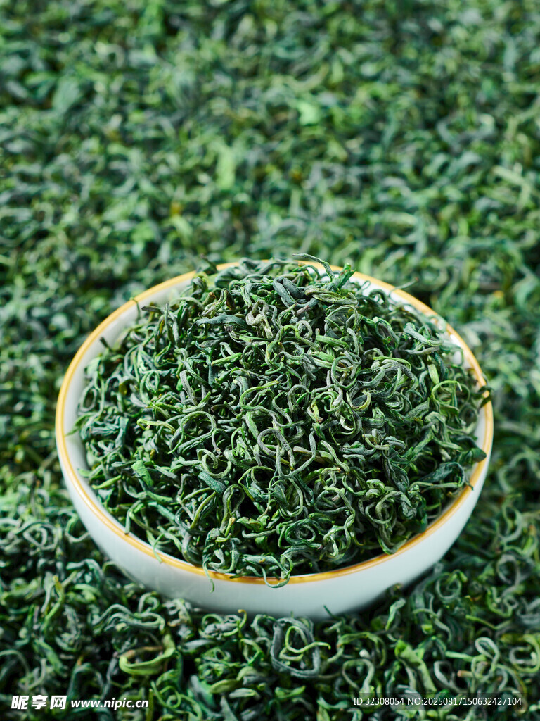 瓷碗中的嫩綠茶葉