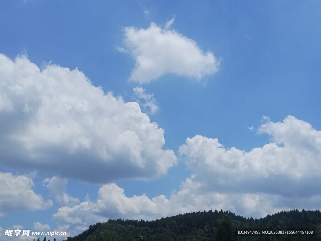 藍(lán)天白云下的山巒美景