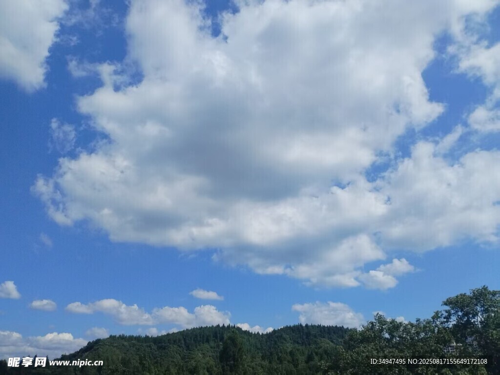 藍(lán)天白云下的山林美景