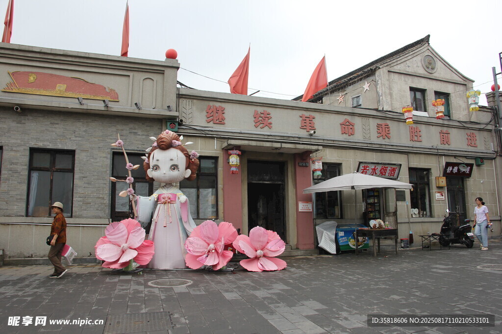 復(fù)古建筑前的粉色雕塑景觀