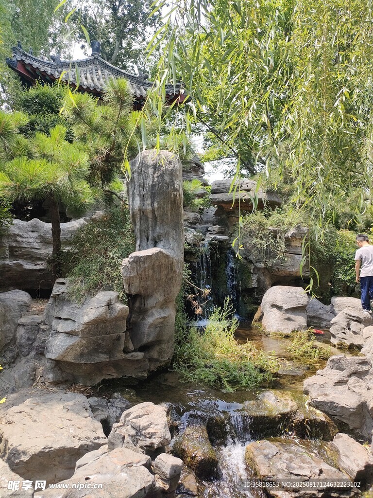 公園假山流水