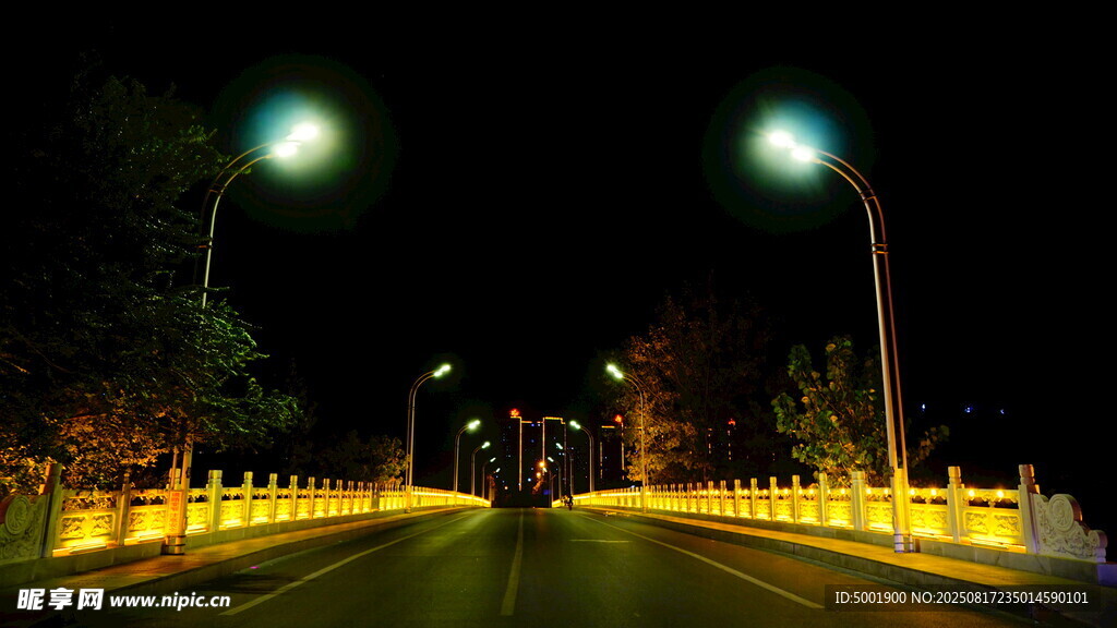 夜晚街道的靜謐燈光景象