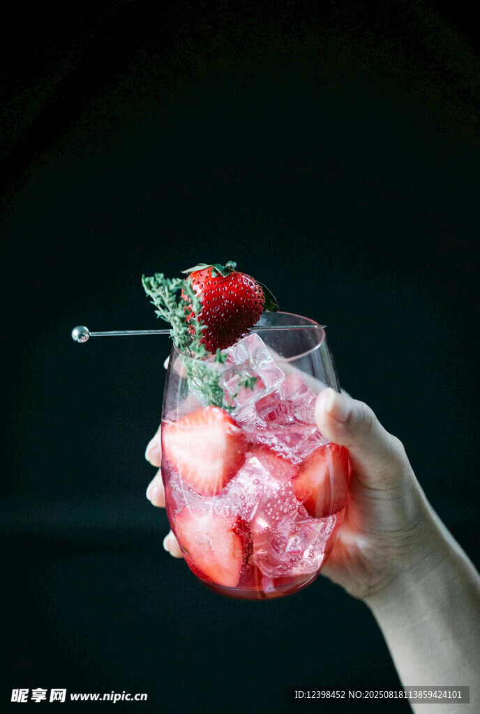 手捧草莓冰飲