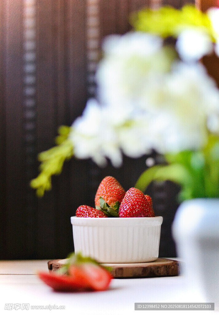 碗中草莓與素雅花卉