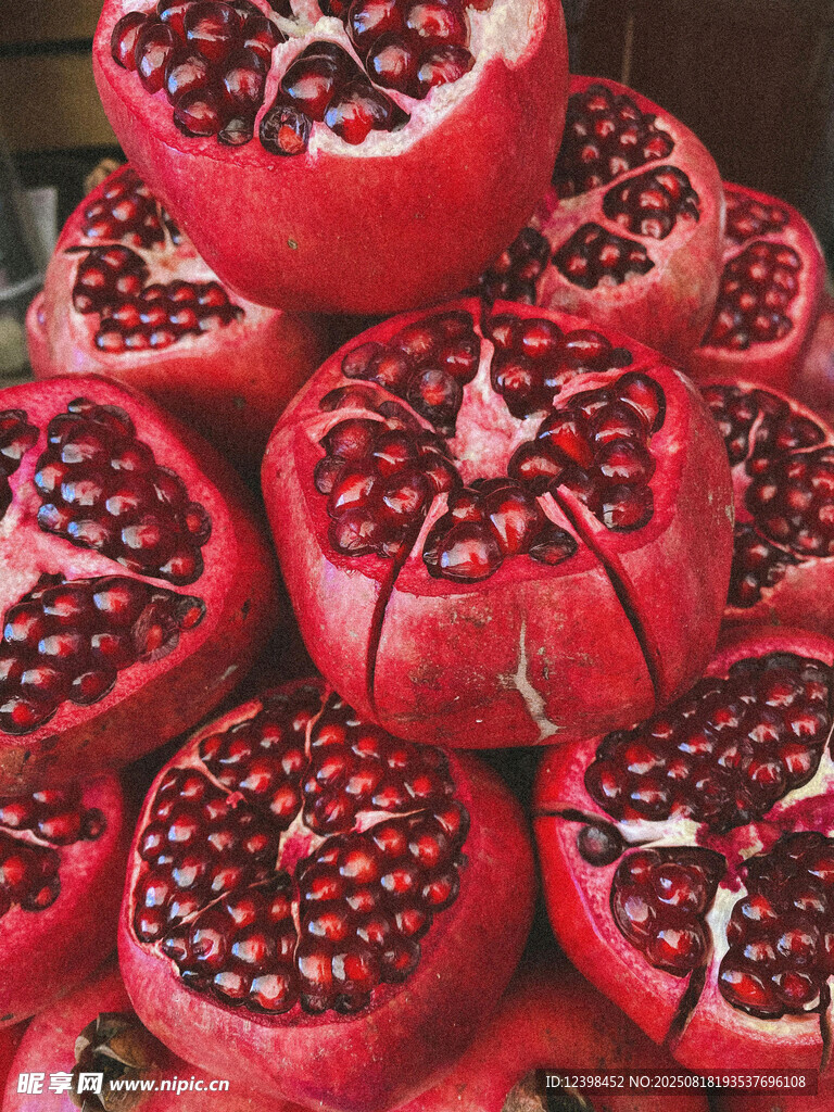 堆疊的多汁紅石榴