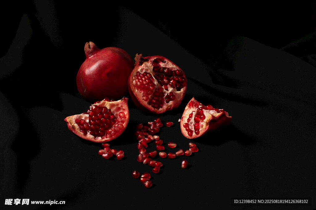 黑底上的新鮮開裂石榴