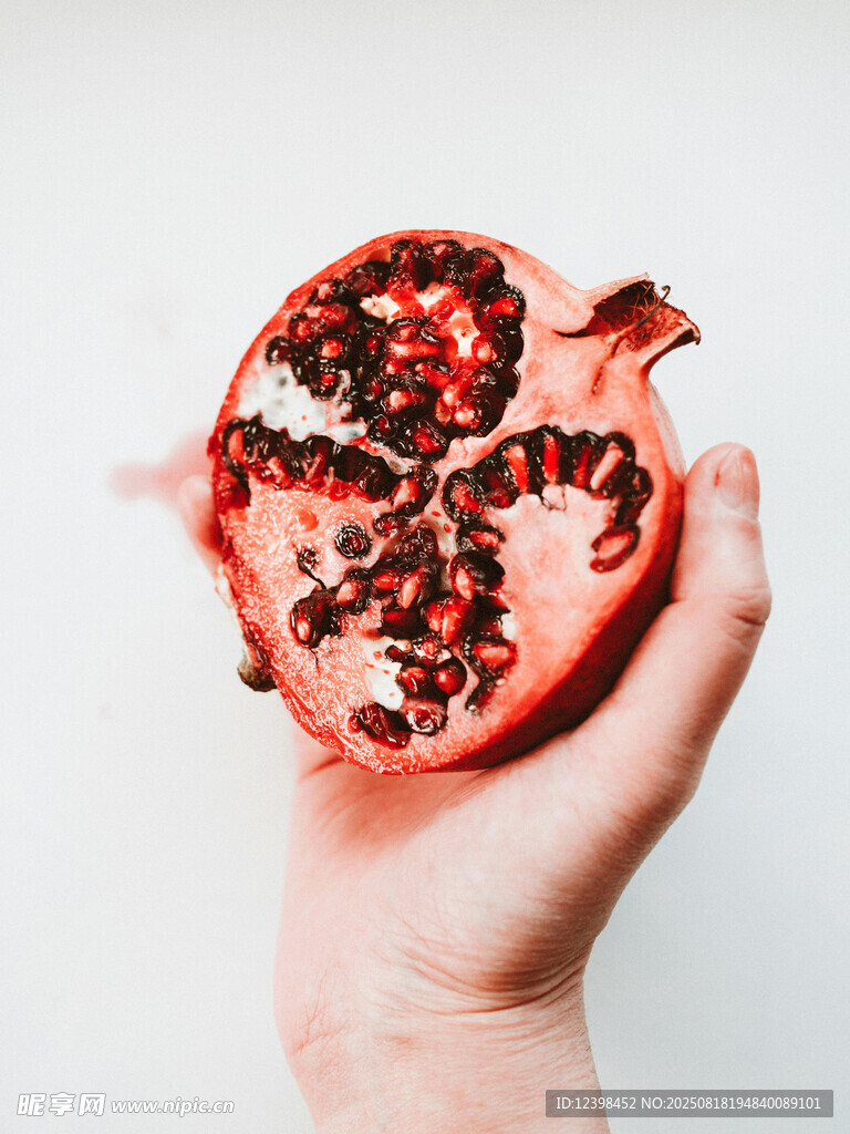 手捧剝開的紅石榴