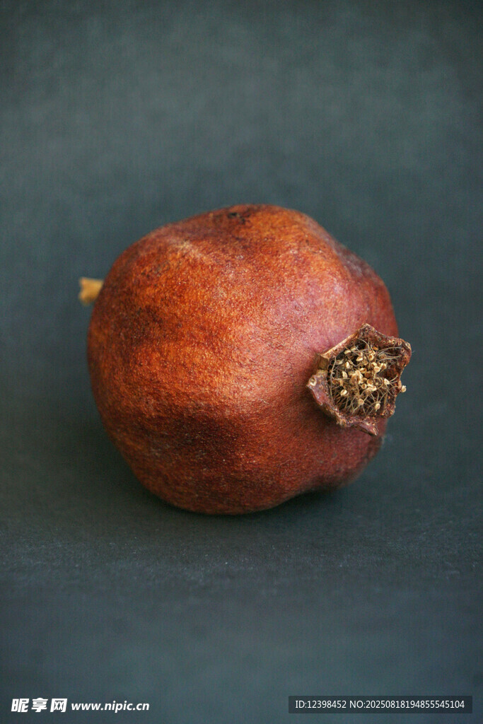 單個(gè)紅石榴靜物特寫(xiě)