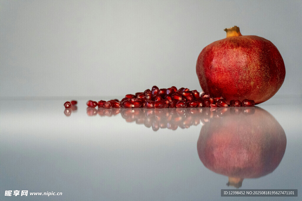 紅石榴與散落籽的靜物圖