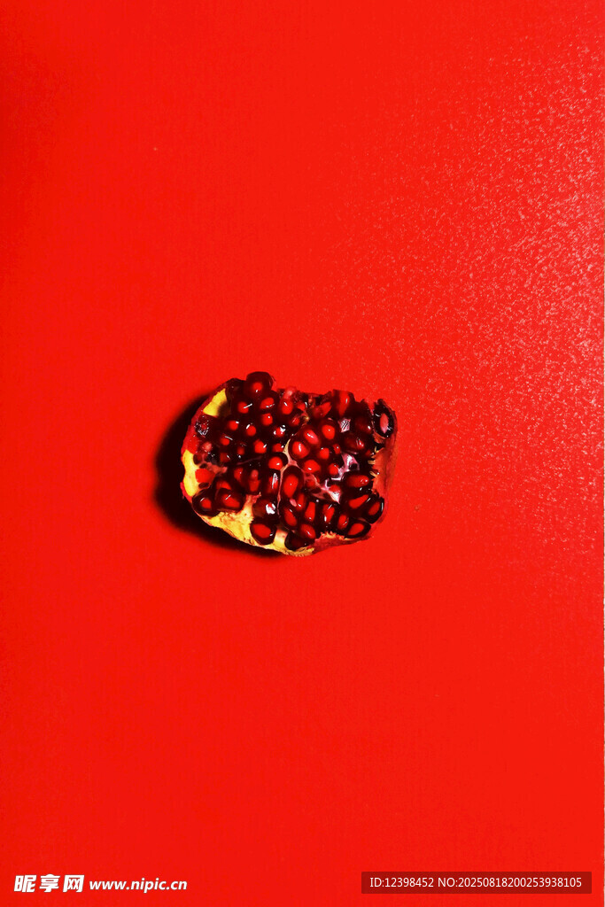 紅色背景上的半顆石榴