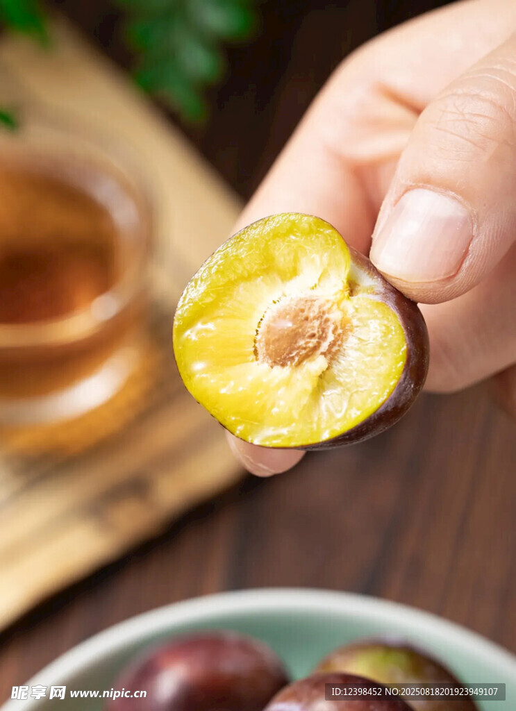 手捧剝開的新鮮李子