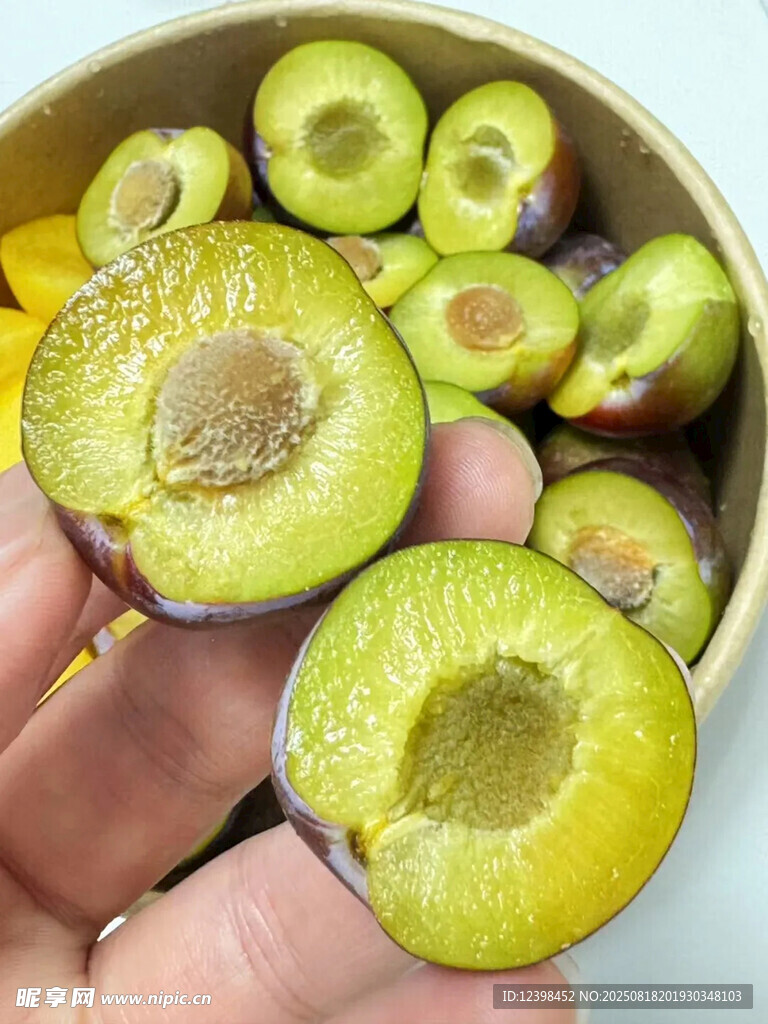 新鮮青李子