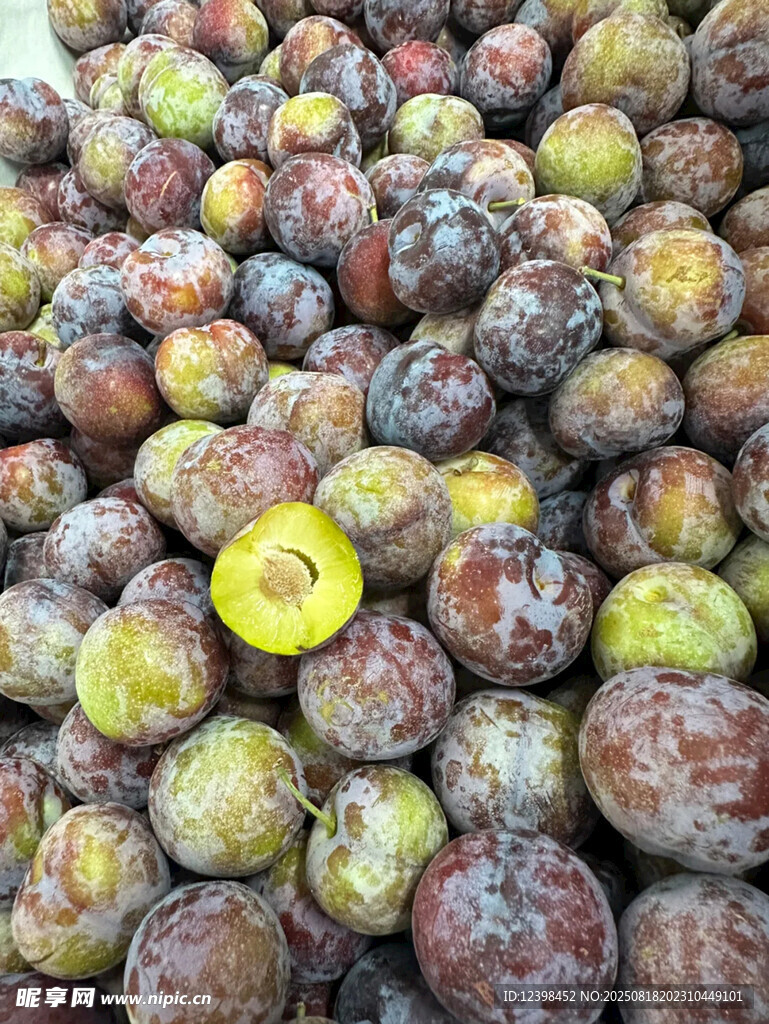 新鮮多樣的李子堆疊