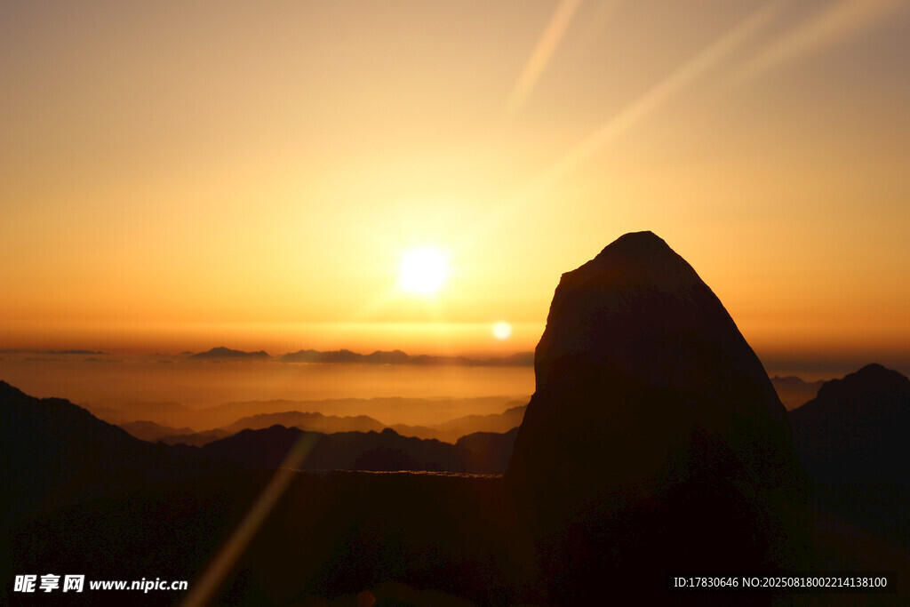 日出時的壯麗山峰景觀