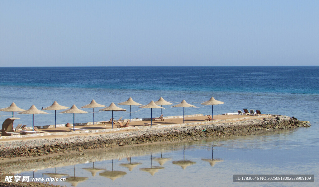 海濱沙灘遮陽傘景觀