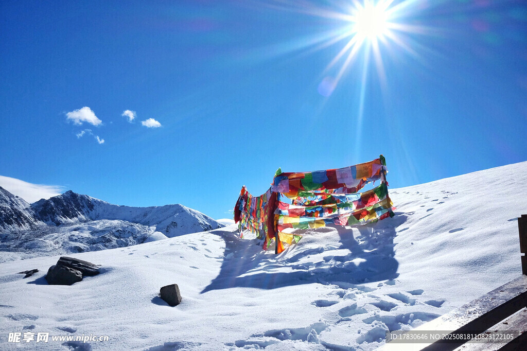 雪山經(jīng)幡映耀燦爛陽光