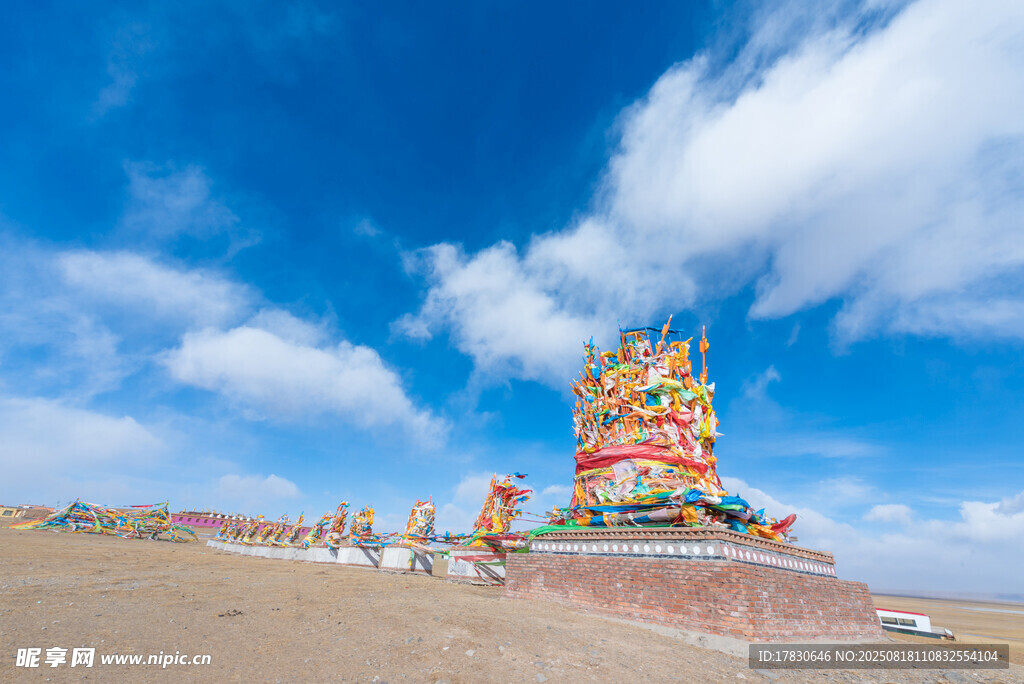 草原上的多彩經(jīng)幡景觀