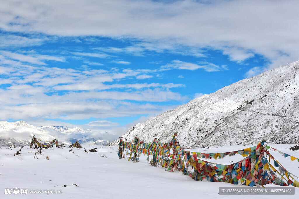 雪山下的彩色經(jīng)幡景觀