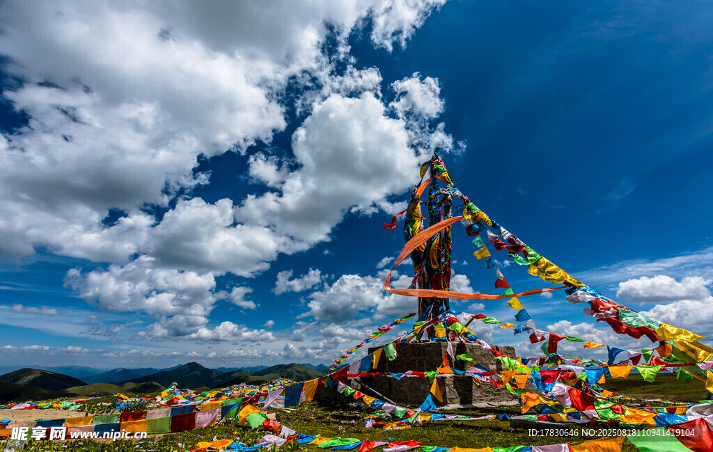 草原上的多彩經(jīng)幡景觀