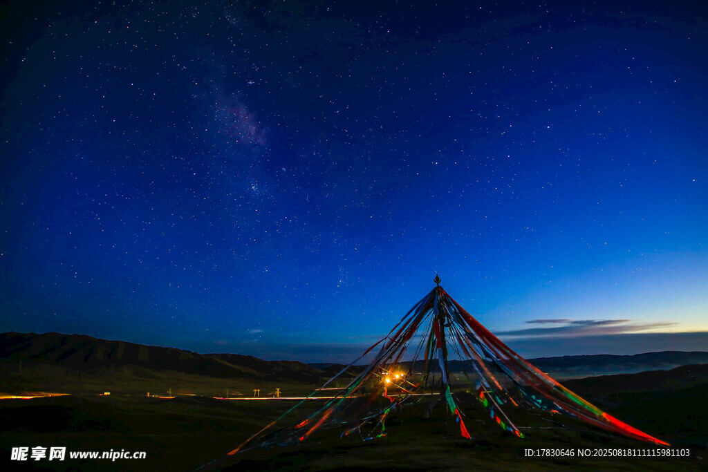 草原星空下的獨(dú)特建筑