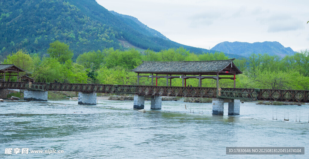 山水間的古樸木質(zhì)廊橋
