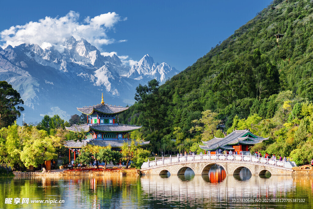 山水間的中式亭橋美景