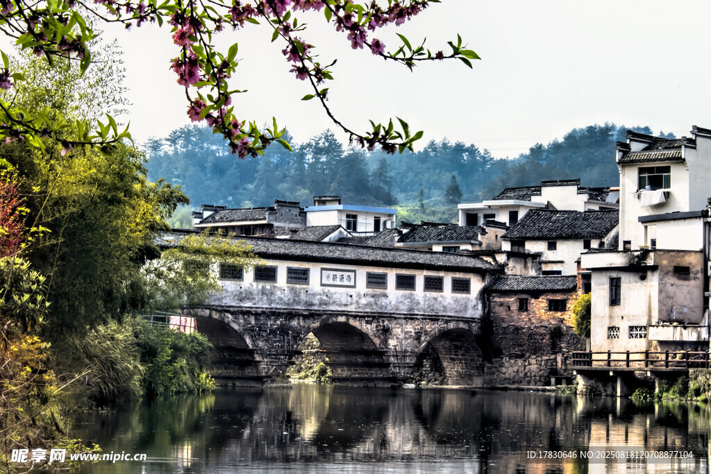 江南水鄉(xiāng)古橋風(fēng)景如畫(huà)