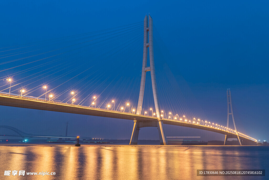 夜幕下的跨海大橋