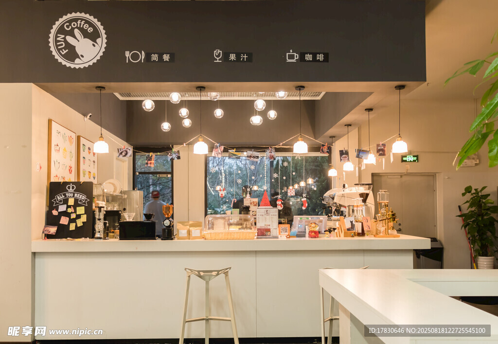 溫馨咖啡店室內(nèi)一角