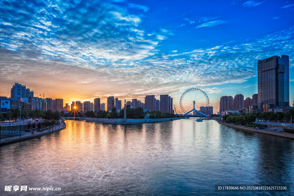 城市河畔的絢麗黃昏景色
