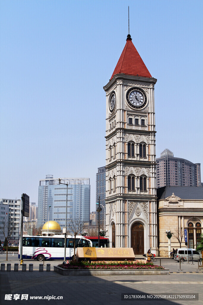 歐式鐘樓矗立城市廣場