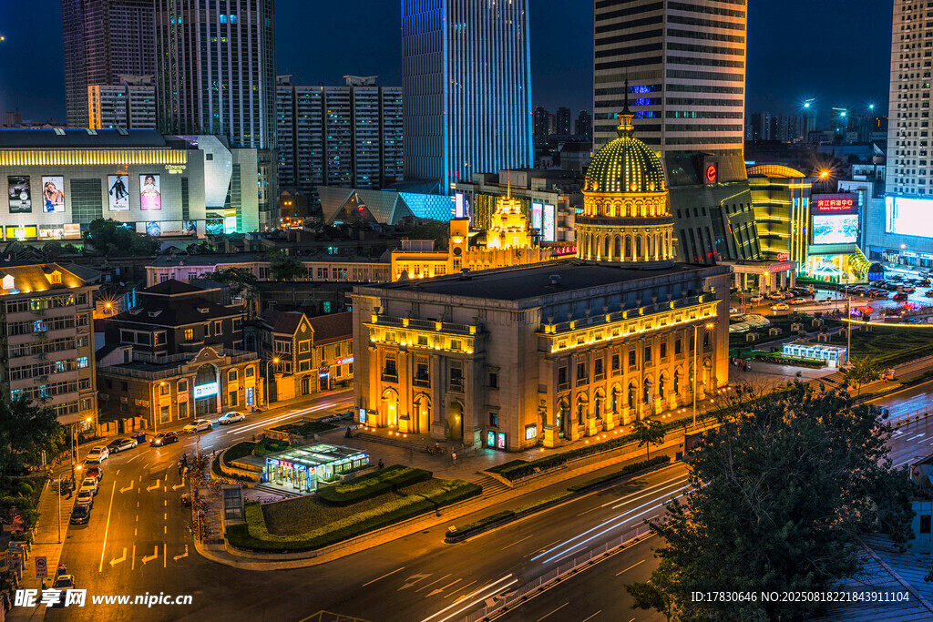 城市璀璨夜景中的古典建筑
