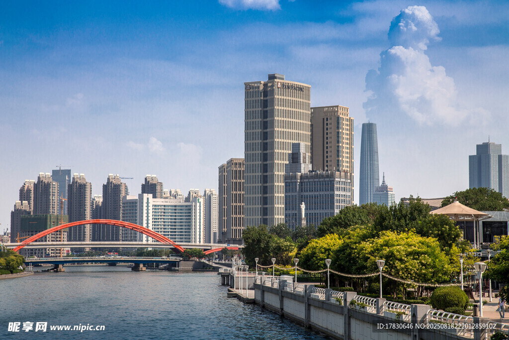 城市河畔的現(xiàn)代建筑景觀